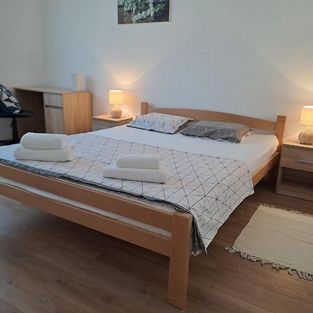 Yulia Apartman Pula Bagian luar foto