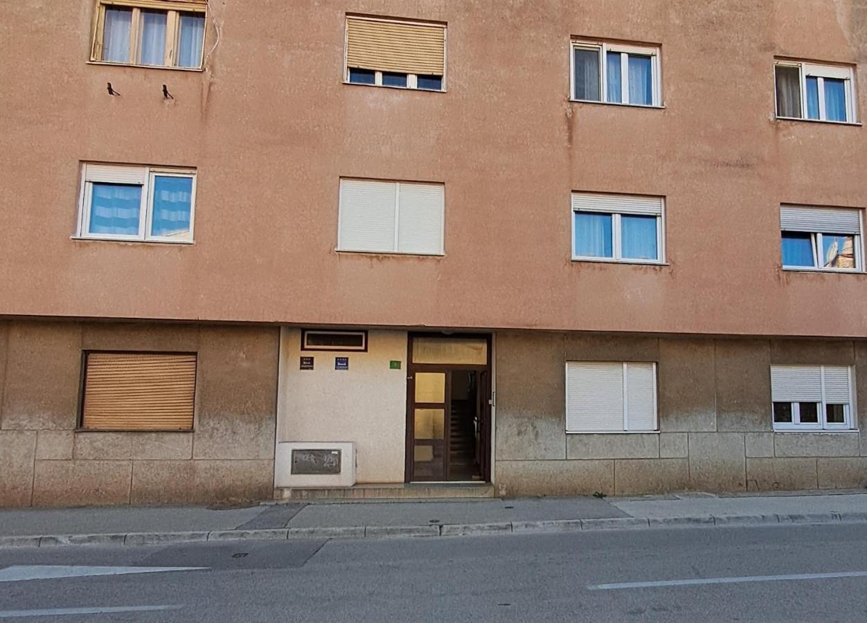 Yulia Apartman Pula Bagian luar foto