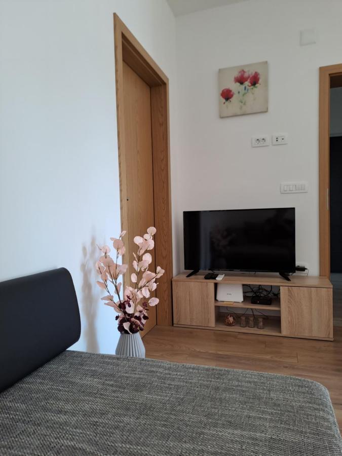Yulia Apartman Pula Bagian luar foto