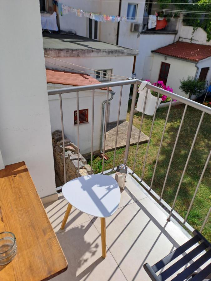 Yulia Apartman Pula Bagian luar foto