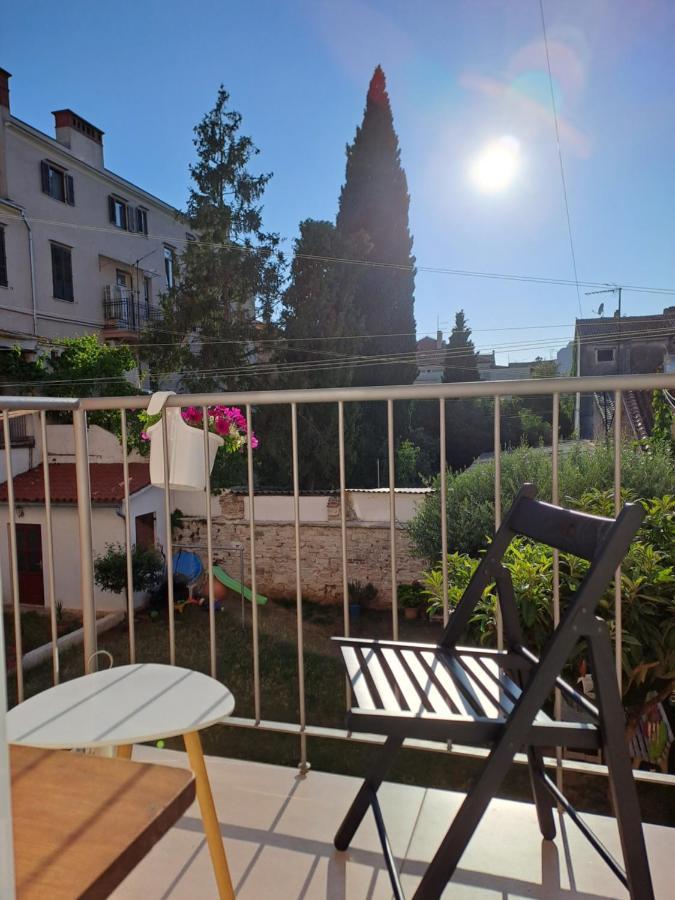 Yulia Apartman Pula Bagian luar foto