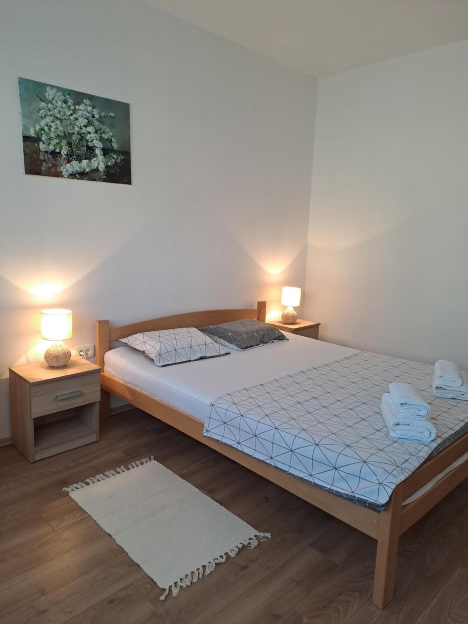 Yulia Apartman Pula Bagian luar foto